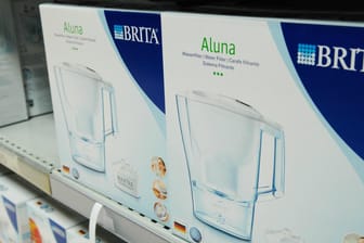Wasserfilter von Brita im Regal (Archivbild): Das Unternehmen steigt in den Markt für Wassersprudler ein – und macht damit Sodastream stärker Konkurrenz.