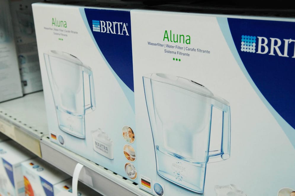 Wasserfilter von Brita im Regal (Archivbild): Das Unternehmen steigt in den Markt für Wassersprudler ein – und macht damit Sodastream stärker Konkurrenz.