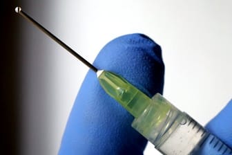 Verband: Corona-Impfstoff könnte 5 bis 15 Euro pro Dosis kosten.