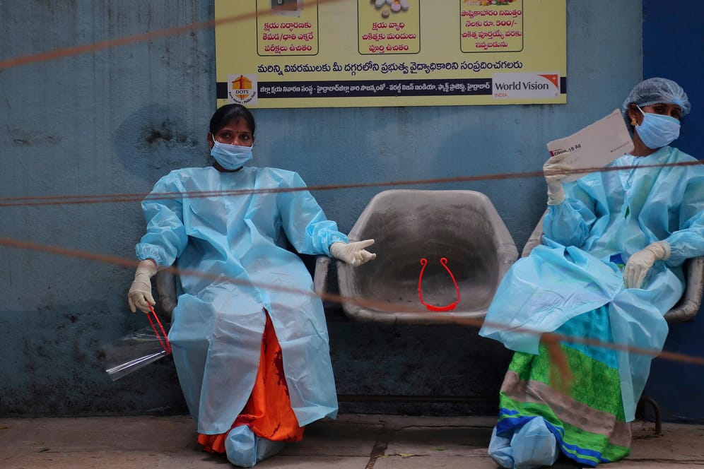 Medizinische Mitarbeiterinnen in Indien: Indien steht mit Blick auf Corona-Infektionen weltweit an zweiter Stelle – bislang wurden mehr als 5,4 Millionen Fälle bestätigt.