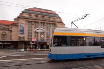 Eine Tram der Leipziger Verkehrsbetriebe: Die Stadt lässt eine neue Trasse prüfen.