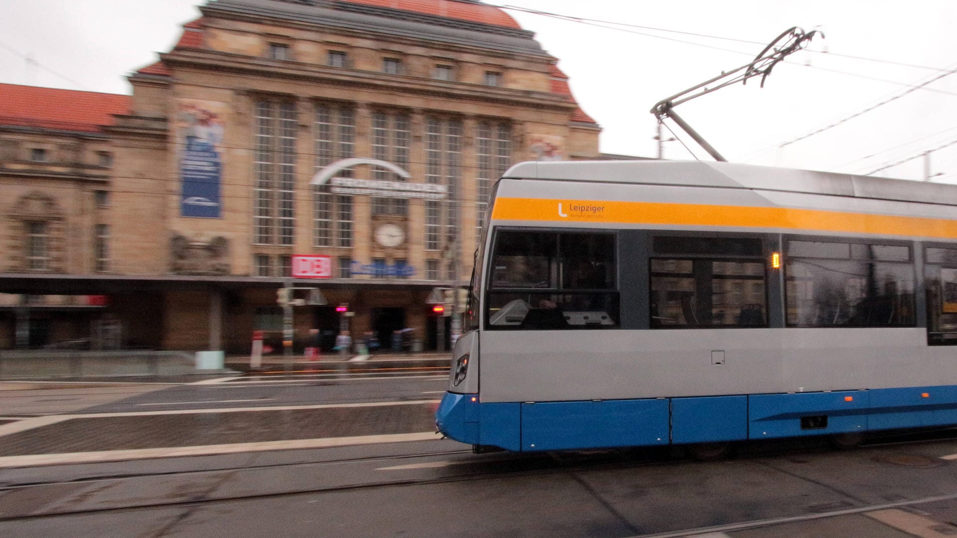 Eine Tram der Leipziger Verkehrsbetriebe: Die Stadt lässt eine neue Trasse prüfen.