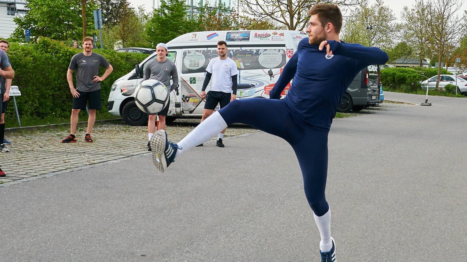 Auch beim Fußball macht Leon Draisaitl eine gute Figur. Der gebürtige Kölner ist Fan des 1. FC Köln.