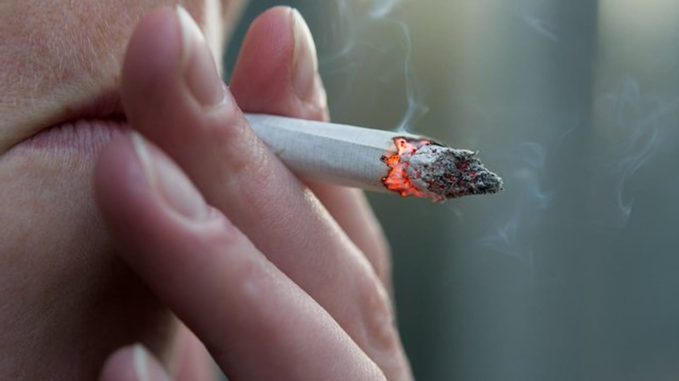 Umstritten: Ein Gastwirt gibt seinen Nichtraucher-Mitarbeitern als Ausgleich für die Raucherpausen ihrer Kollegen fünf Tage mehr Urlaub.