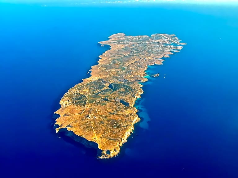 Lampedusa: 20 Quadratkilometer groß liegt die Insel deutlich näher zum tunesischen Festland als zu Sizilien.