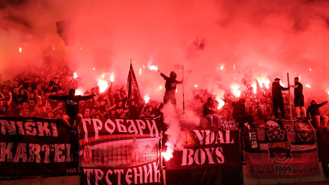 Fans von Partizan Belgrad im Stadion: Hooligan-Gruppen sind die Verbindung zwischen Mafia und Politik.