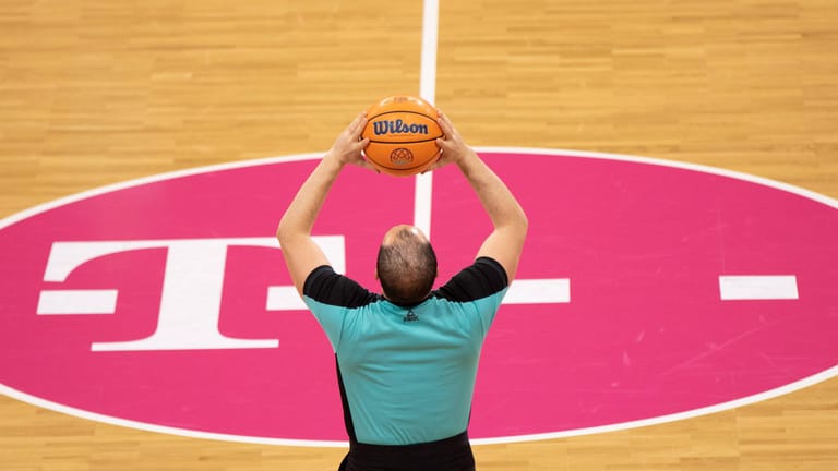 Ein Schiedsrichter hält einen Basketball nach oben (Symbolbild): Die Telekom Baskets begrüßen ihren neuen Trainer.