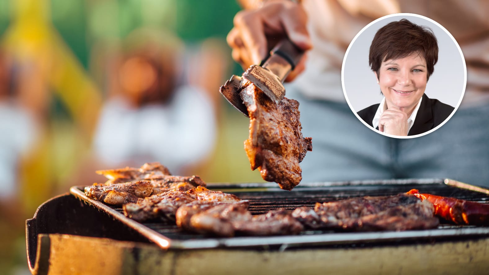 Steaks liegen auf einem Grill (Symbolbild): Fleisch ist klimaschädlicher als pflanzliche Lebensmittel, aber ist ein Verzicht deshalb moralisch besser?