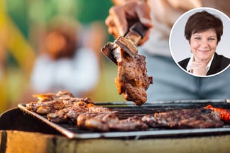 Steaks liegen auf einem Grill (Symbolbild): Fleisch ist klimaschädlicher als pflanzliche Lebensmittel, aber ist ein Verzicht deshalb moralisch besser?