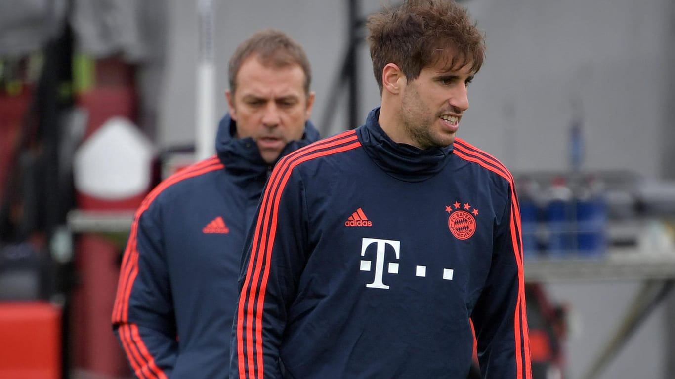 Javi Martinez (r.) spielt in den Plänen von Bayern-Trainer Flick (l.) keine Rolle: Der Spanier könnte schon bald den FC Bayern verlassen.