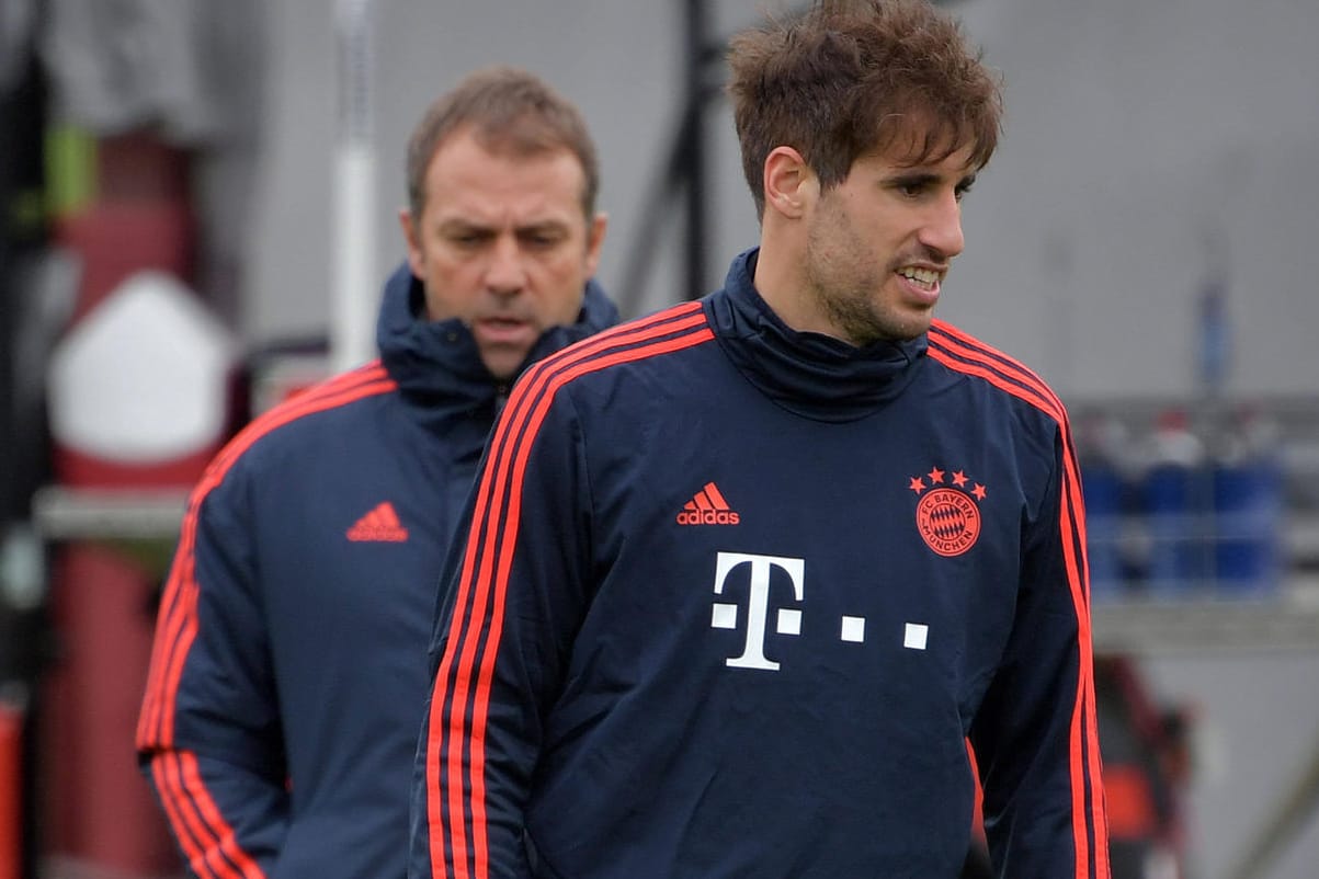 Javi Martinez (r.) spielt in den Plänen von Bayern-Trainer Flick (l.) keine Rolle: Der Spanier könnte schon bald den FC Bayern verlassen.