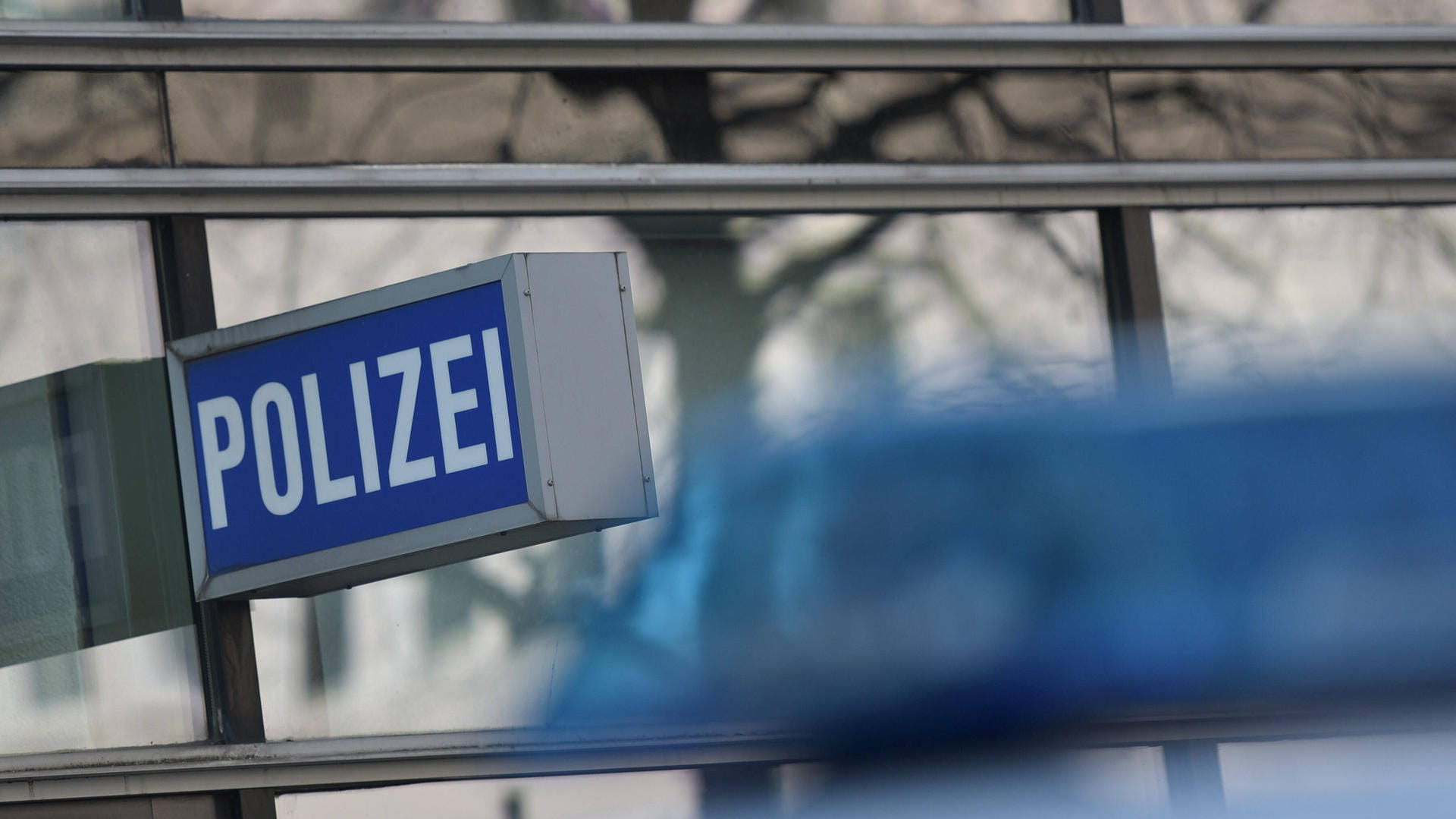 Blick auf ein Polizeirevier (Symbolfoto): In Wuppertal soll eine größere Gruppe Naziparolen gegrölt und zwei Männer geschlagen haben.