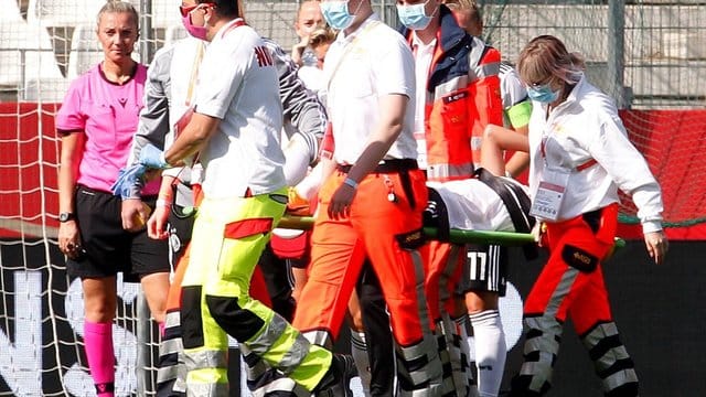 Giulia Gwinn musste im Spiel gegen Irland verletzt vom Platz getragen werden. Giulia Gwinn musste im Spiel gegen Irland verletzt vom Platz getragen werden.