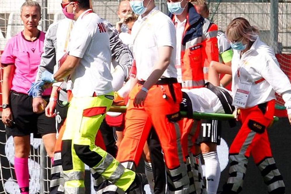 Giulia Gwinn musste im Spiel gegen Irland verletzt vom Platz getragen werden.
