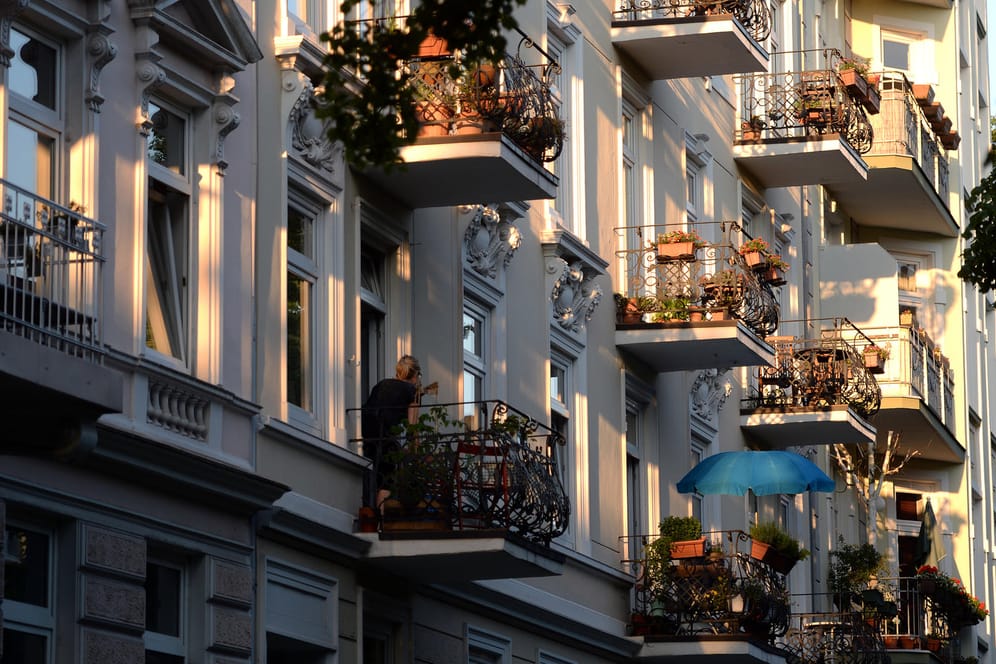Balkone von Mietshäusern in der Abendsonne (Symbolbild): Airbnb-Unterkünfte sind bei Touristen gefragt, aber EU-Länder dürfen Auflagen für Vermieter verhängen.