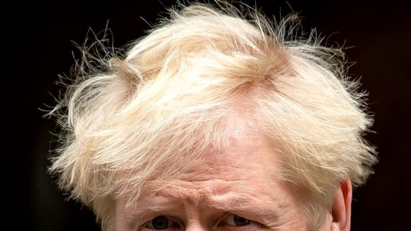 Boris Johnson, Premierminister von Großbritannien, verlässt die 10 Downing Street auf dem Weg ins Parlament, um dort vor den Abgeordneten zu erscheinen und die nächsten Schritte zur Bekämpfung der Corona-Pandemie vorzulegen.