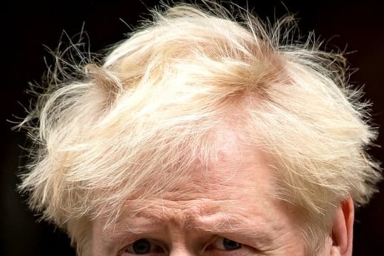 Boris Johnson, Premierminister von Großbritannien, verlässt die 10 Downing Street auf dem Weg ins Parlament, um dort vor den Abgeordneten zu erscheinen und die nächsten Schritte zur Bekämpfung der Corona-Pandemie vorzulegen.