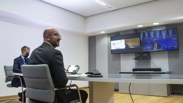 Charles Michel (vorne), Präsident des Europäischen Rates, wartet auf den Beginn eine Videokonferenz. Charles Michel (vorne), Präsident des Europäischen Rates, wartet auf den Beginn eine Videokonferenz.