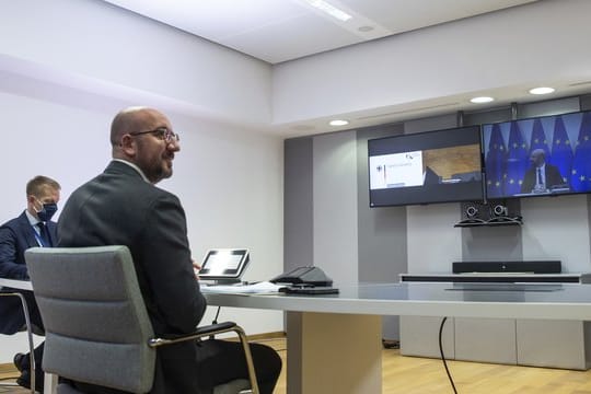 Charles Michel (vorne), Präsident des Europäischen Rates, wartet auf den Beginn eine Videokonferenz.