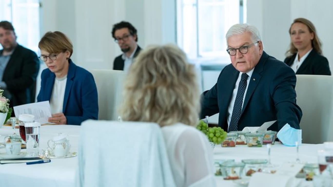 Bundespräsident Steinmeier lädt bei seiner Gesprächsreihe "Kaffeetafel" seit 2018 Bürgerinnen und Bürgern ein, um mit ihnen ins Gespräch zu kommen und deren Meinungen und Perspektiven kennenzulernen.