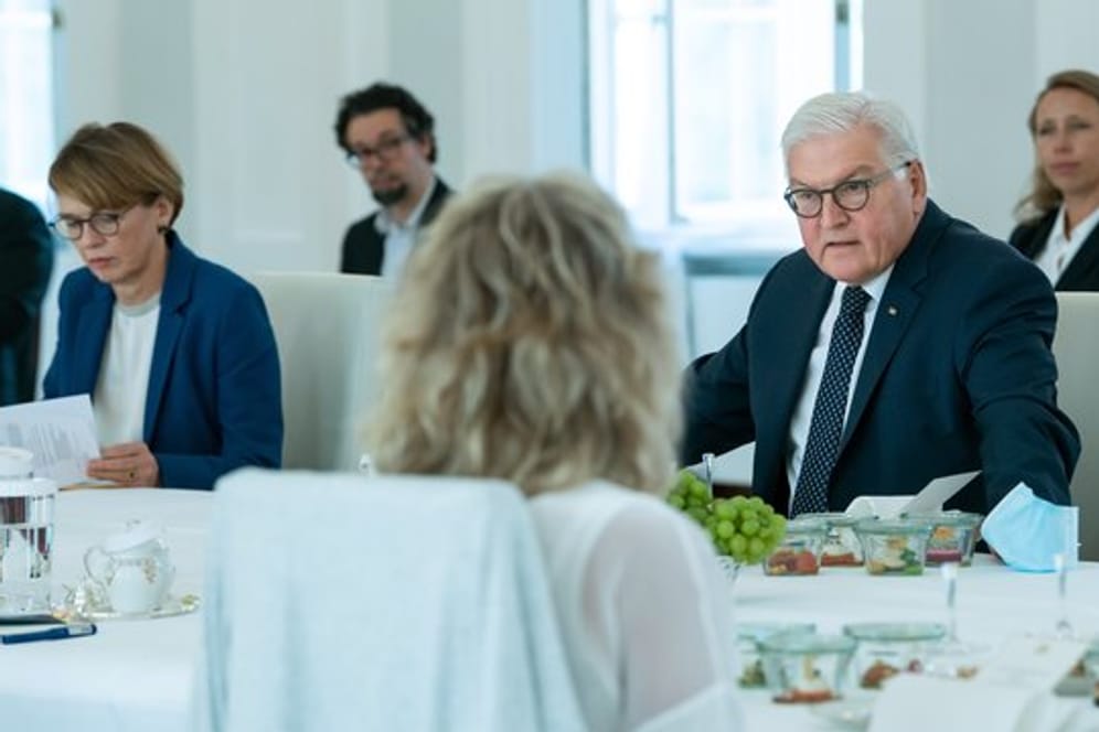 Bundespräsident Steinmeier lädt bei seiner Gesprächsreihe "Kaffeetafel" seit 2018 Bürgerinnen und Bürgern ein, um mit ihnen ins Gespräch zu kommen und deren Meinungen und Perspektiven kennenzulernen.