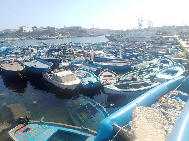 Verrottende Boote: Die Bewohner warten darauf, dass die zuständigen Behörden im Hafen von Lampedusa aufräumen, der lokalen Verwaltung sind die Hände gebunden. Auch so etwas lässt den Unmut bei der Bevölkerung wachsen.