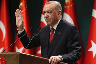 Recep Tayyip Erdogan bei einer Rede in Ankara: Der türkische Präsident wirbt im Gas-Streit um einen Dialog mit Griechenland.