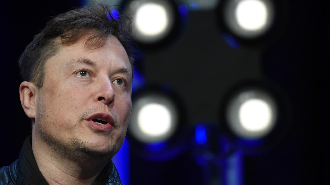 Elon Musk: Der Tesla-Chef versprach Schnäppchen-Autos und halbierte Batteriekosten.