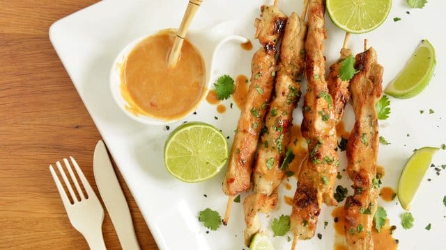 Die Marinade macht die Hähnchen-Saté-Spieße schön würzig.