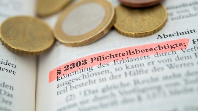 Auch wer ein Testament schreibt, kann seine Erben nicht ganz beliebig bestimmen: Nahe Hinterbliebene haben Anspruch auf den Pflichtteil. Auch wer ein Testament schreibt, kann seine Erben nicht ganz beliebig bestimmen: Nahe Hinterbliebene haben Anspruch auf den Pflichtteil.