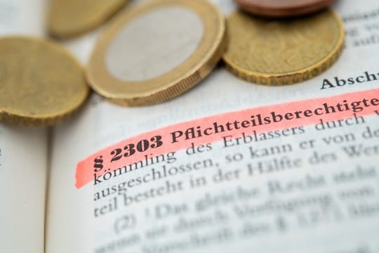 Auch wer ein Testament schreibt, kann seine Erben nicht ganz beliebig bestimmen: Nahe Hinterbliebene haben Anspruch auf den Pflichtteil.