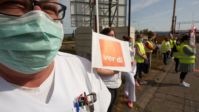 Unter dem Motto "Schluss mit dem Zirkus" streiken Mitglieder der Gewerkschaft Verdi vor dem Bundeswehrzentralkrankenhaus in Koblenz.