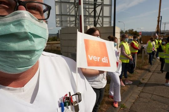 Unter dem Motto "Schluss mit dem Zirkus" streiken Mitglieder der Gewerkschaft Verdi vor dem Bundeswehrzentralkrankenhaus in Koblenz.