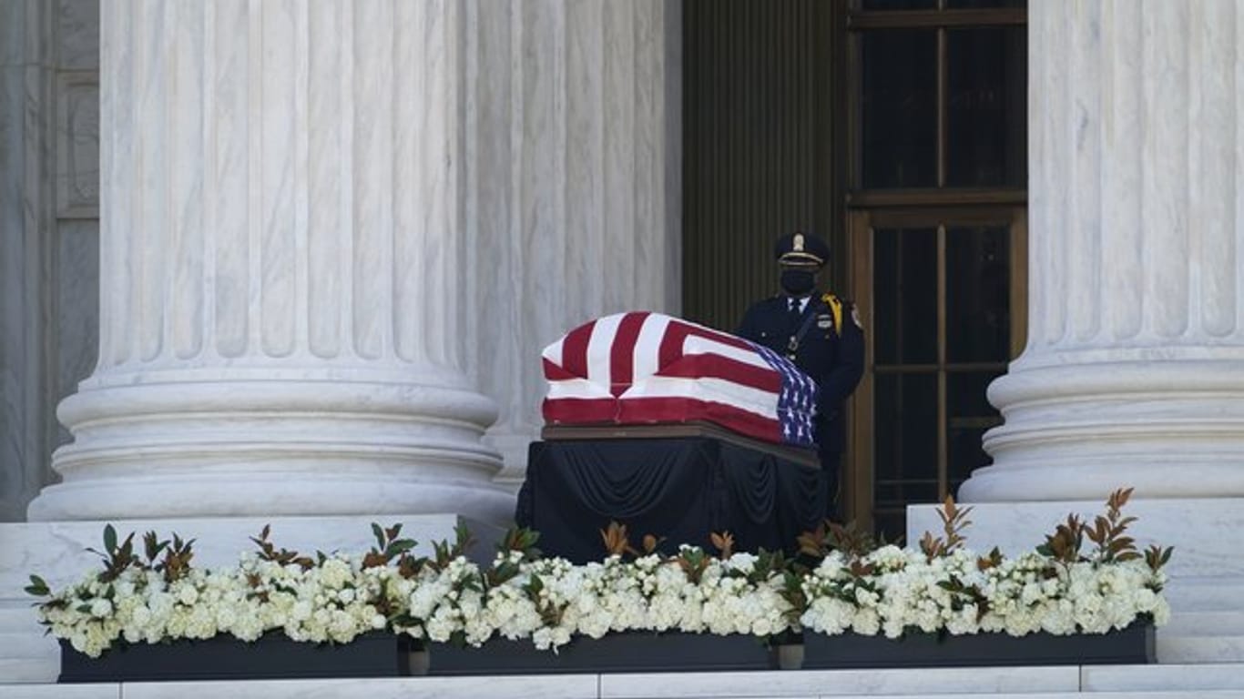 Der mit einer amerikanischen Flagge bedeckte Sarg mit dem Leichnam der US-Richterin Ruth Bader Ginsburg steht aufgebahrt vor dem Supreme Court.