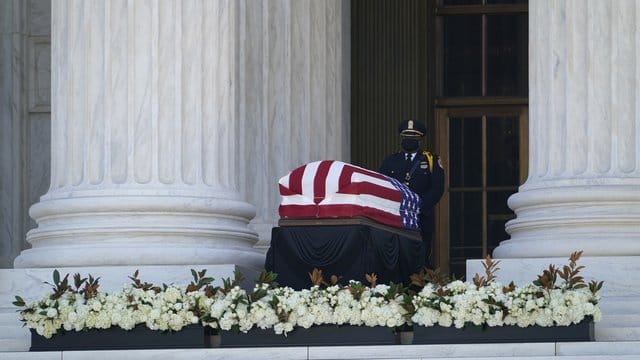Der mit einer amerikanischen Flagge bedeckte Sarg mit dem Leichnam der US-Richterin Ruth Bader Ginsburg steht aufgebahrt vor dem Supreme Court. Der mit einer amerikanischen Flagge bedeckte Sarg mit dem Leichnam der US-Richterin Ruth Bader Ginsburg steht aufgebahrt vor dem Supreme Court.