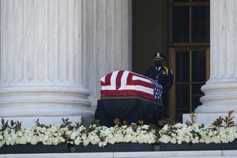 Der mit einer amerikanischen Flagge bedeckte Sarg mit dem Leichnam der US-Richterin Ruth Bader Ginsburg steht aufgebahrt vor dem Supreme Court.