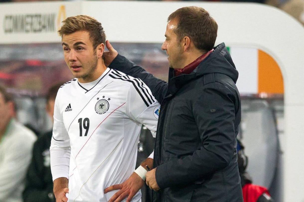 Hansi Flick (r.) mit Mario Götze zu gemeinsamen DFB-Zeiten: Zusammen sind damaliger Co-Trainer und Spieler Weltmeister geworden.