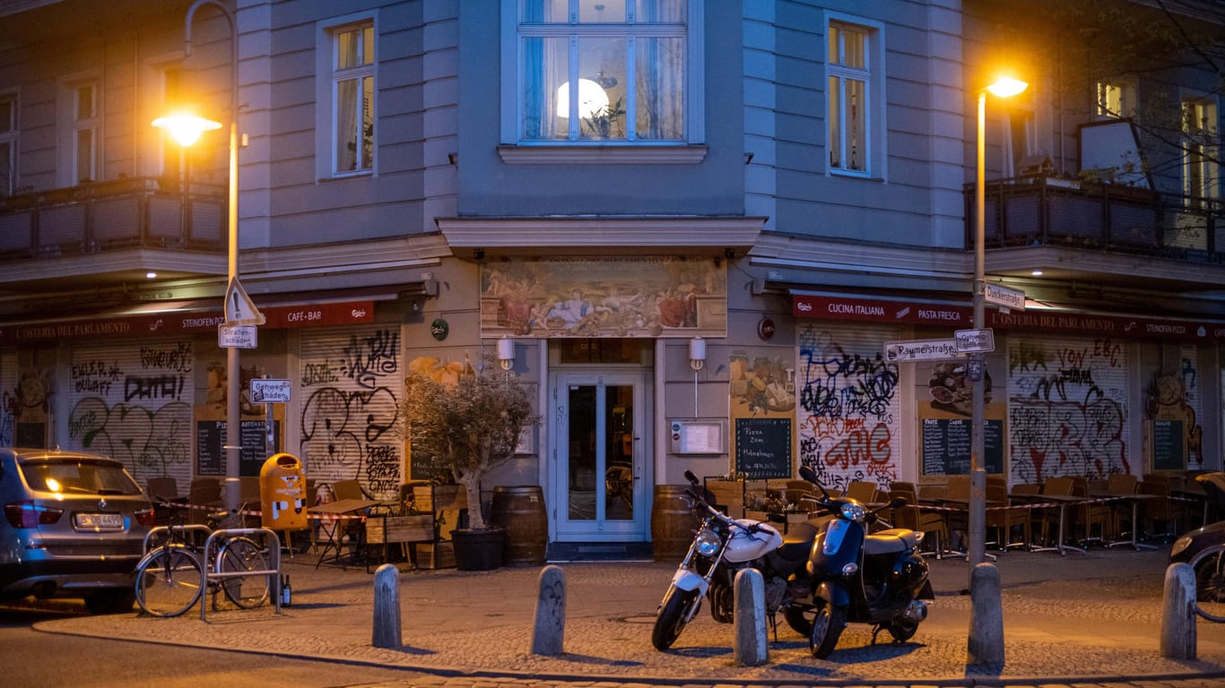 Eine Straße bei Nacht (Symbolbild): Berlin will Party-Locations stärker kontrollieren.