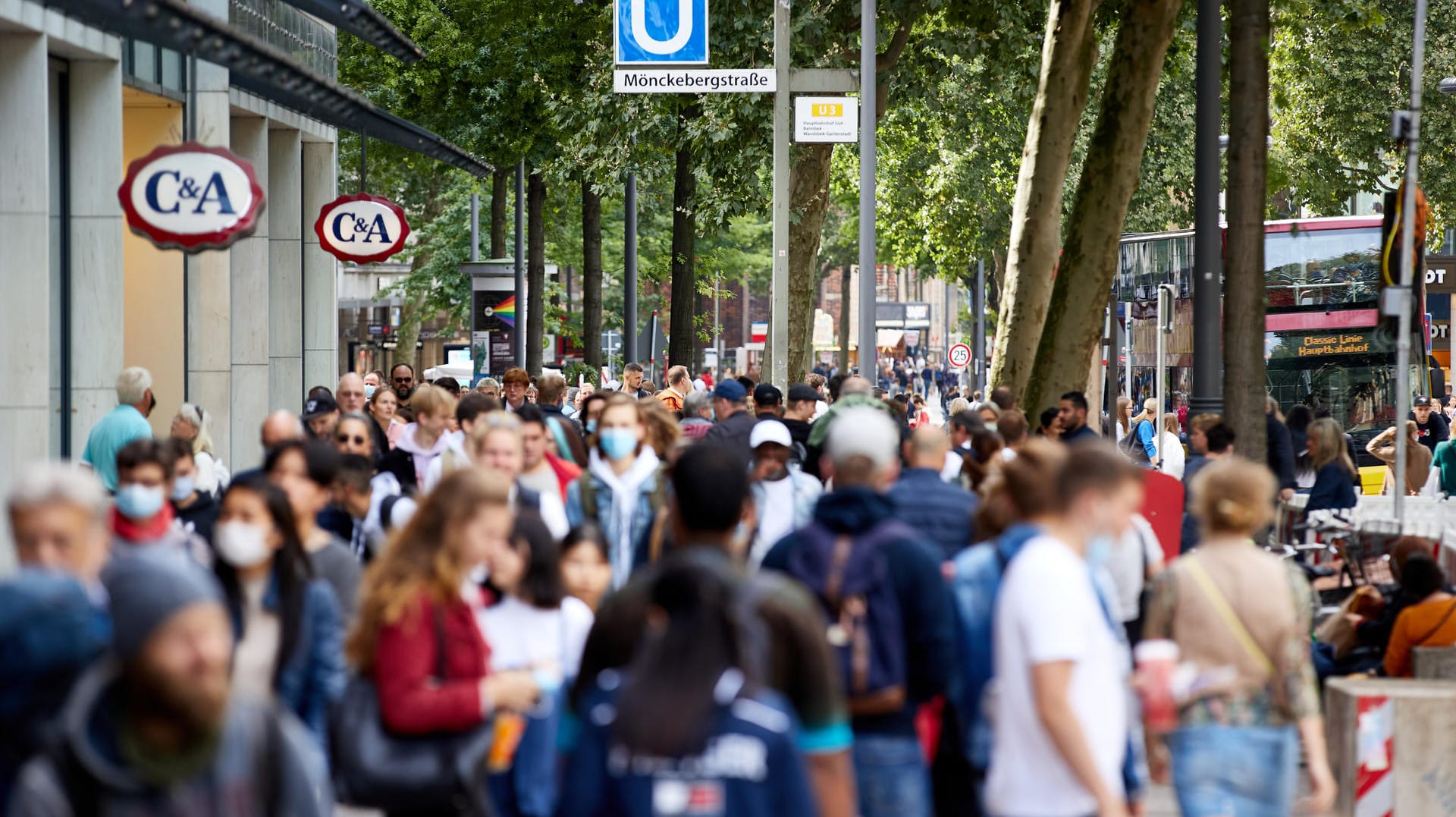 Die Hamburger Mönckebergstraße: Die Deutschen gehen weiter gern einkaufen.