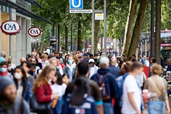 Die Hamburger Mönckebergstraße: Die Deutschen gehen weiter gern einkaufen.