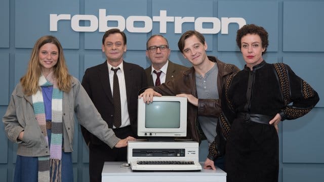 Svenja Jung (l-r), Sylvester Groth, Uwe Preuss, Jonas Nay und Maria Schrader bei Dreharbeiten zu "Deutschland 89".