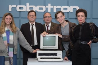 Svenja Jung (l-r), Sylvester Groth, Uwe Preuss, Jonas Nay und Maria Schrader bei Dreharbeiten zu "Deutschland 89".