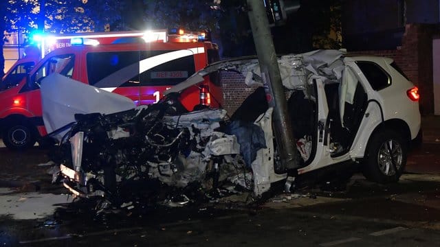 Ein zerstörter Pkw steht an einem Ampelmast in Berlin. Ein zerstörter Pkw steht an einem Ampelmast in Berlin.
