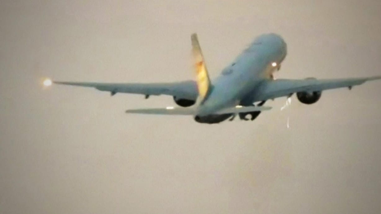 Notlandung: Nach der Kollision mit einem Vogel sprühen Funken aus dem Triebwerk des Flugzeugs von US-Vizepräsident Mike Pence.