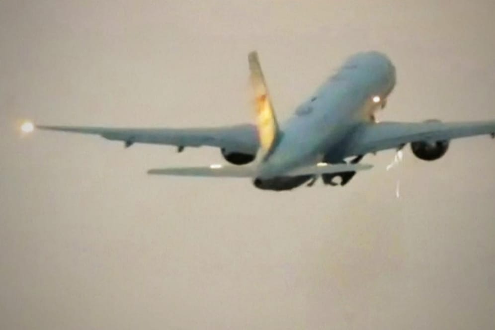 Notlandung: Nach der Kollision mit einem Vogel sprühen Funken aus dem Triebwerk des Flugzeugs von US-Vizepräsident Mike Pence.