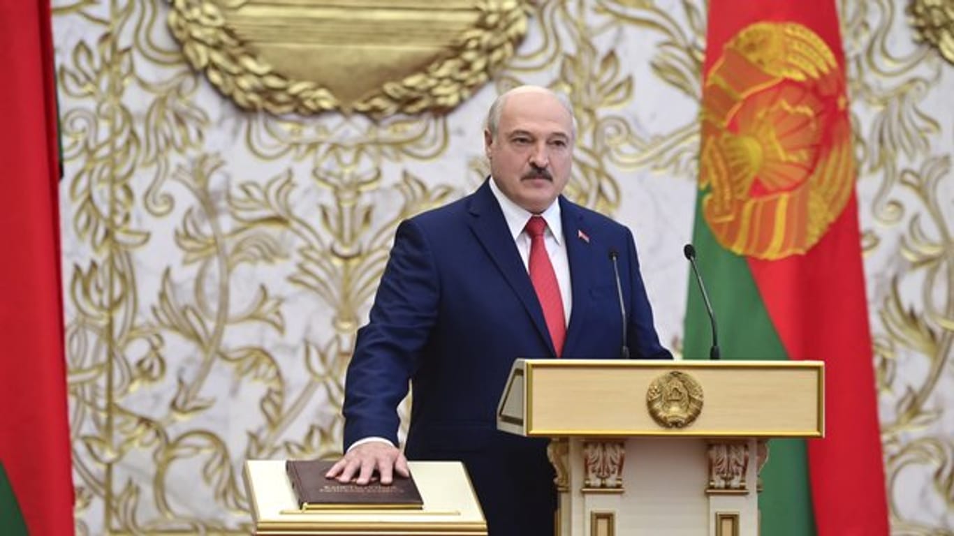 Alexander Lukaschenko legt während der Amtseinführungszeremonie im Palast der Unabhängigkeit in Minsk seinen Amtseid ab.