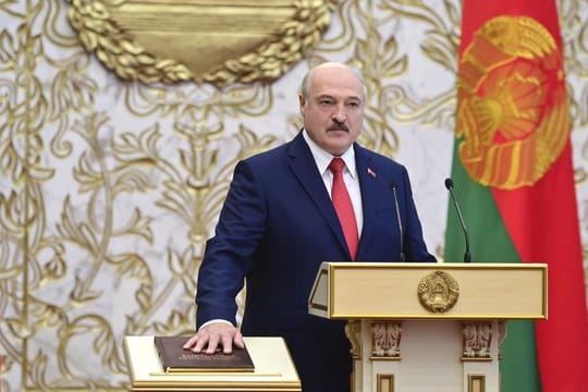 Alexander Lukaschenko legt während der Amtseinführungszeremonie im Palast der Unabhängigkeit in Minsk seinen Amtseid ab.