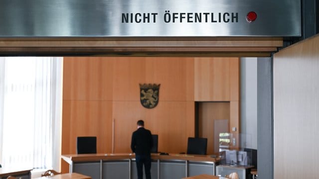 Der Prozess gegen einen mutmaßlichen Hacker aus Hessen wegen eines Online-Angriffs auf 1000 Prominente und Politiker beginnt ohne großes Publikum. Der Prozess gegen einen mutmaßlichen Hacker aus Hessen wegen eines Online-Angriffs auf 1000 Prominente und Politiker beginnt ohne großes Publikum.