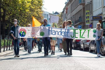 Demonstranten tragen ein Banner (Symbolbild): "Fridays for Future" ruft zum globalen Streik am Freitag auf.