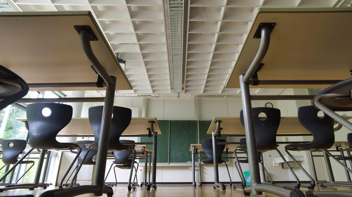 Ein leeres Klassenzimmer (Symbolbild): In Hagen hat es schon wieder einen Corona-Fall an einer Schule gegeben.